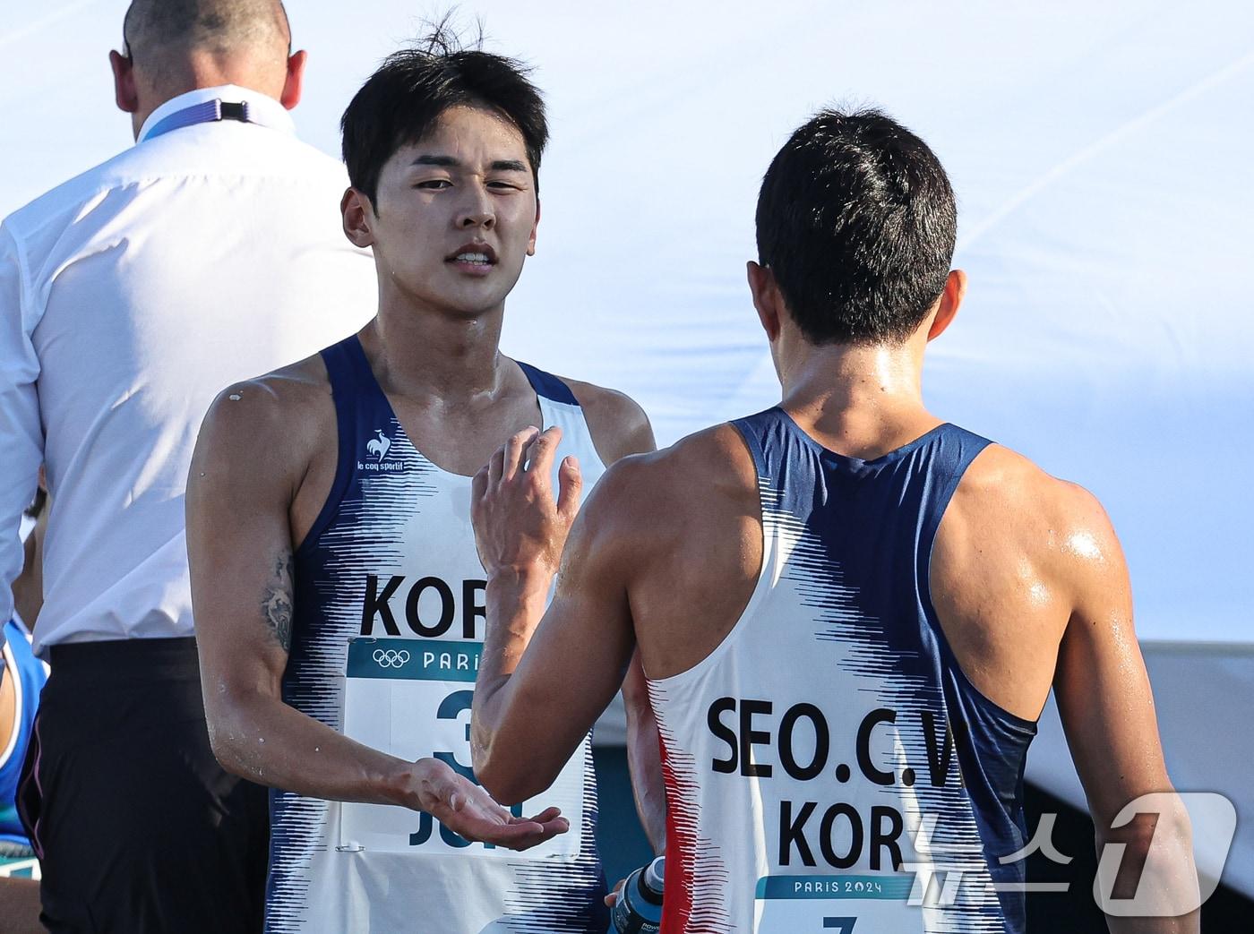 대한민국 근대5종 대표팀 전웅태, 서창완이 11일&#40;한국시간&#41; 프랑스 파리 베르사유 궁전에서 진행된 2024 파리올림픽 근대5종 남자 결승에서 레이저런 경기를 마친 후 서로 격려하고 있다. &#40;공동취재&#41; 2024.8.11/뉴스1