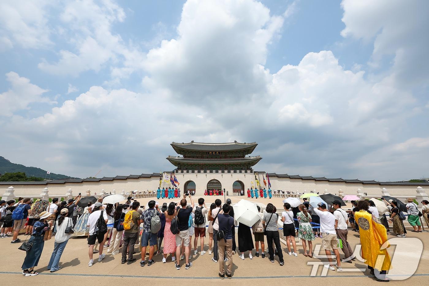 전국 대부분 지역에 폭염특보가 발효된 11일 오후 서울 종로구 경복궁에을 찾은 관광객들이 수문장 교대의식을 관람하고 있다. 2024.8.11/뉴스1 ⓒ News1 김진환 기자