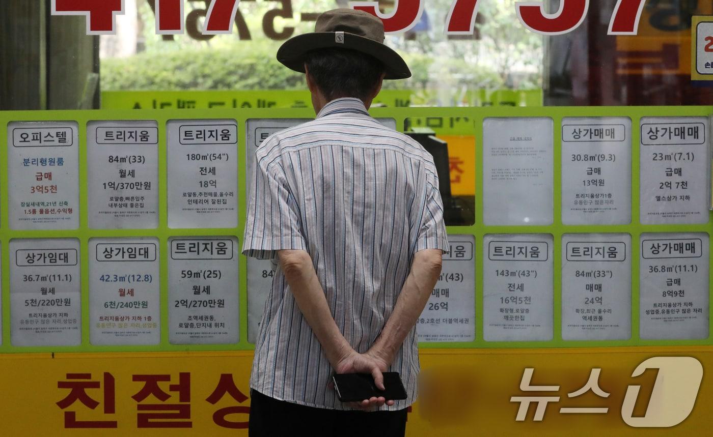 서울 송파구 부동산중개업소 앞에서 한 시민이 매물 정보를 바라보고있다&#40;기사 내용과 무관&#41;. 2024.8.11/뉴스1 ⓒ News1 박세연 기자