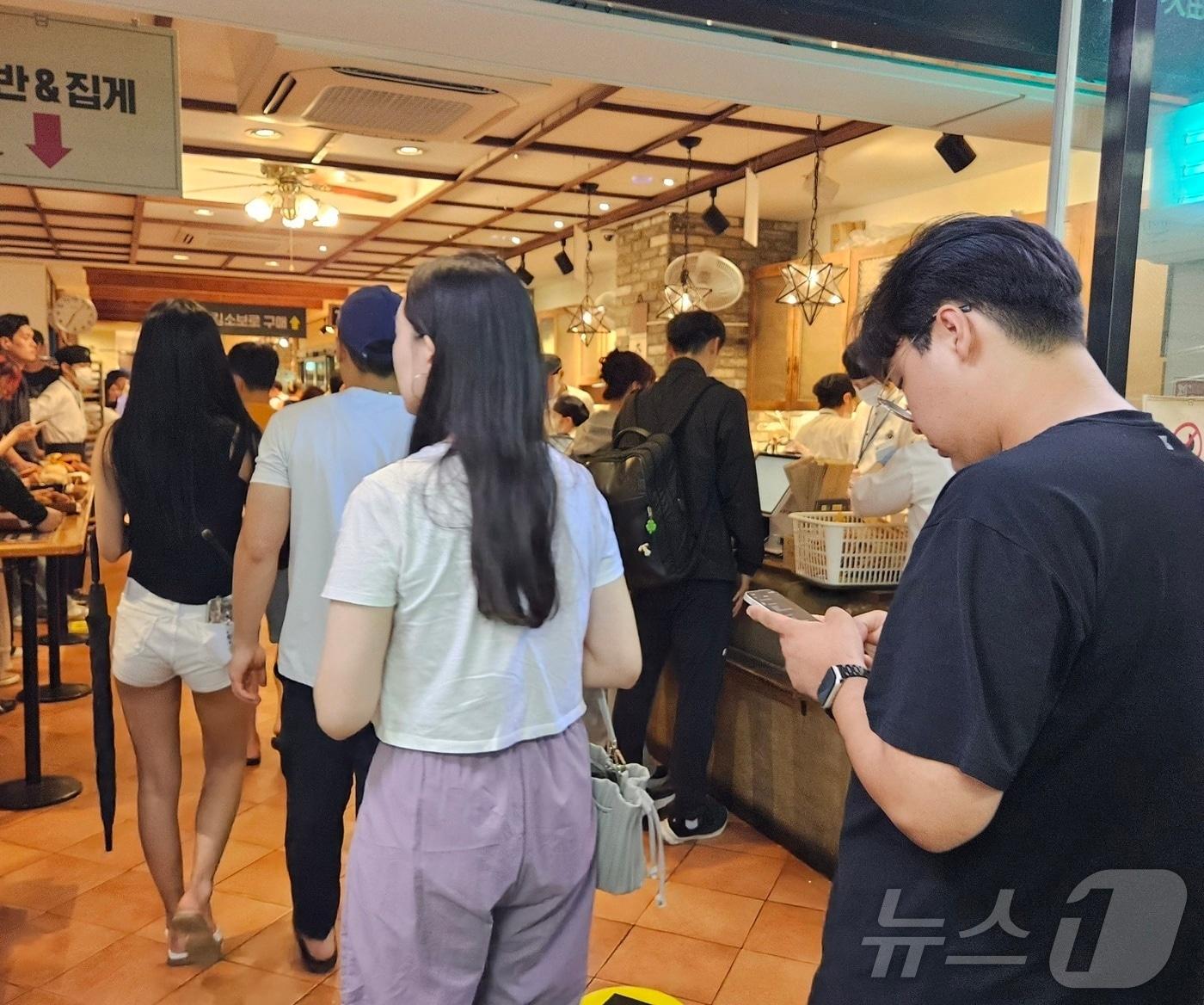 성심당 대전역점에 웨이딩중이던 손님들이 들어서고 있다./ 뉴스1 ⓒ News1 백운석 기자 