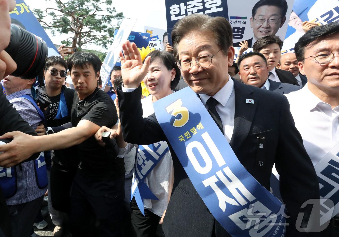 이재명 더불어민주당 당대표 후보가 11일 오후 대전시 서구 배재대학교 스포렉스홀에서 열린 제1회 전국당원대회 대전지역 합동연설회에 참석하며 당원들을 향해 인사하고 있다. 2024.8.11/뉴스1 ⓒ News1 김기남 기자