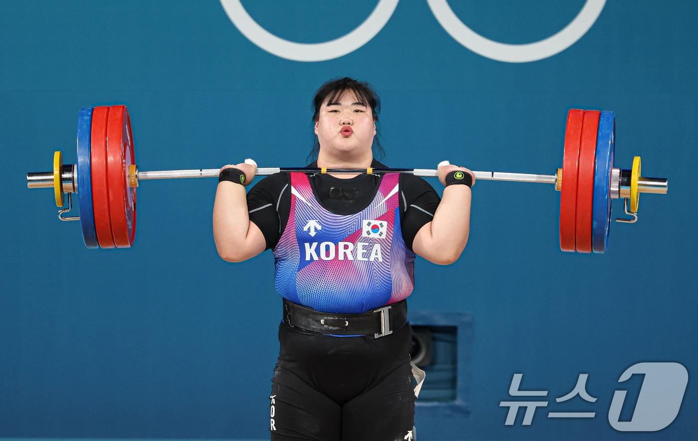 대한민국 역도 국가대표팀 박혜정 선수가 11일&#40;한국시간&#41; 프랑스 파리 사우스 파리 아레나6에서 진행된 2024 파리올림픽 역도 여자 81kg급 경기에서 용상 163kg 1차시기에 도전하고 있다. 2024.8.11/뉴스1 ⓒ News1 이동해 기자