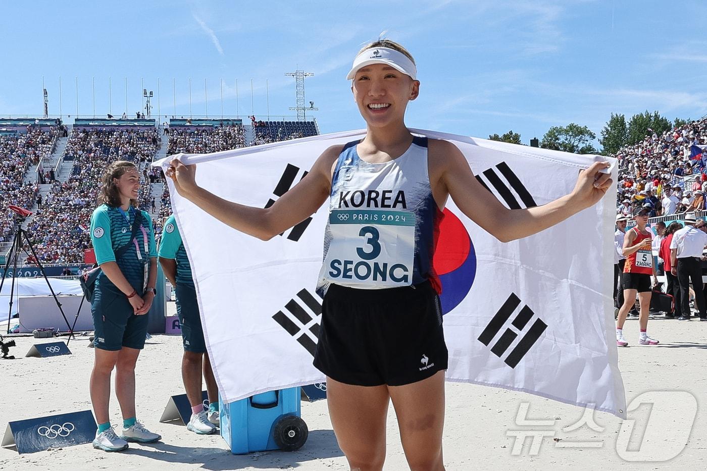 대한민국 근대5종 대표팀 성승민이 11일 오후&#40;한국시간&#41; 프랑스 파리 베르사유에서 열린 2024 파리올림픽 근대5종 여자 개인 결승전 레이저런 경기에서 3등으로 결승선을 통과한 뒤 태극기를 펼쳐 보이고 있다. 함께 출전한 김선우는 8위로 경기를 마쳤다. &#40;공동취재&#41; 2024.8.11/뉴스1