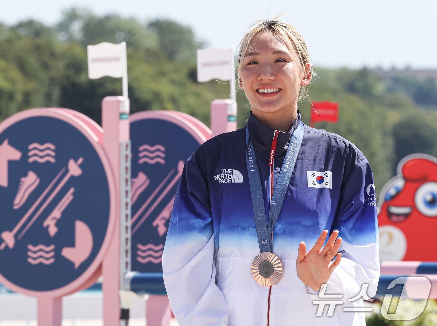 대한민국 근대5종 대표팀 성승민이 11일 오전&#40;한국시간&#41; 프랑스 파리 베르사유 궁전에서 진행된 2024 파리올림픽 근대5종 시상식에서 미소를 짓고 있다. 2024.8.11/뉴스1 ⓒ News1 박정호 기자