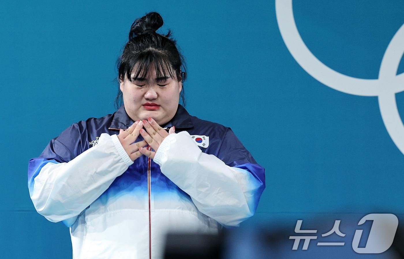 은메달을 수확한 대한민국 역도 국가대표팀 박혜정 선수가 11일&#40;한국시간&#41; 프랑스 파리 사우스 파리 아레나6에서 진행된 2024 파리올림픽 역도 여자 81kg급 시상식에서 눈물을 훔치고 있다. &#40;공동취재&#41; 2024.8.11/뉴스1 ⓒ News1 이동해 기자