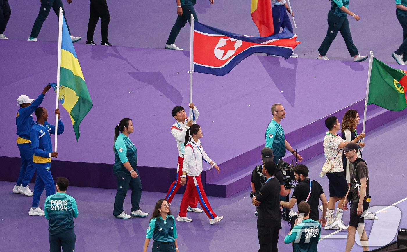 12일&#40;한국시간&#41; 프랑스 파리 스타드 드 프랑스에서 열린 2024 파리올림픽 폐막식에 북한 선수단이 인공기를 들고 입장하고 있다. 2024.8.12/뉴스1 ⓒ News1 이동해 기자