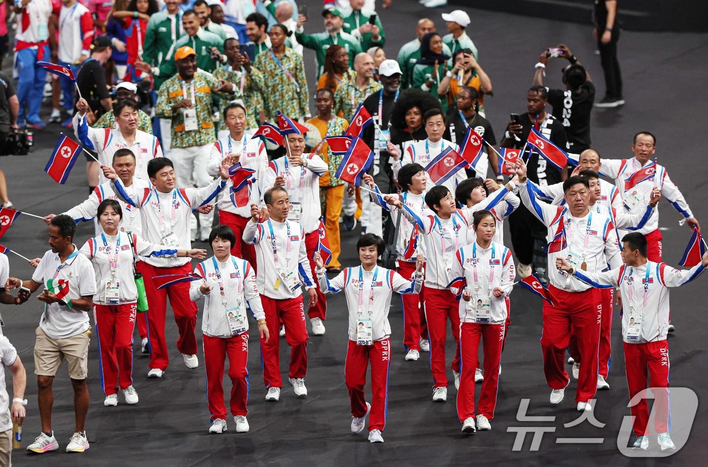 12일&#40;한국시간&#41; 프랑스 파리 스타드 드 프랑스에서 열린 2024 파리올림픽 폐막식에 북한 선수단이 입장하고 있다. &#40;공동취재&#41; 2024.8.12/뉴스1 ⓒ News1 이동해 기자