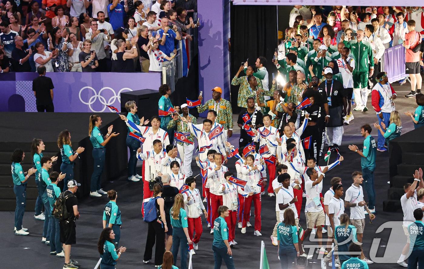 12일&#40;한국시간&#41; 프랑스 파리 스타드 드 프랑스에서 열린 2024 파리올림픽 폐막식에 북한 선수들이 입장하고 있다. &#40;공동취재&#41; 2024.8.12/뉴스1 ⓒ News1 이동해 기자