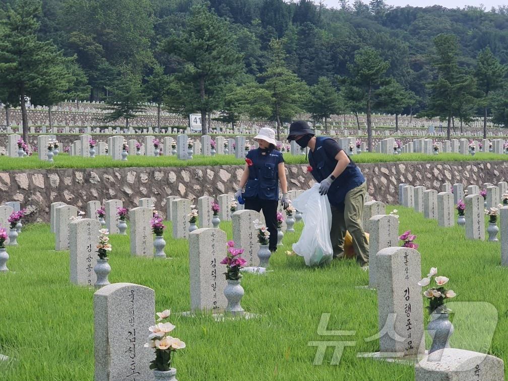 대통령직속 국민통합위원회&#40;위원장 김한길&#41; 청년위원들은 지난 10일&#40;토요일&#41; 광복절을 맞아 국립서울현충원에서 묘역정화 활동을 진행했다.&#40;통합위 제공&#41;