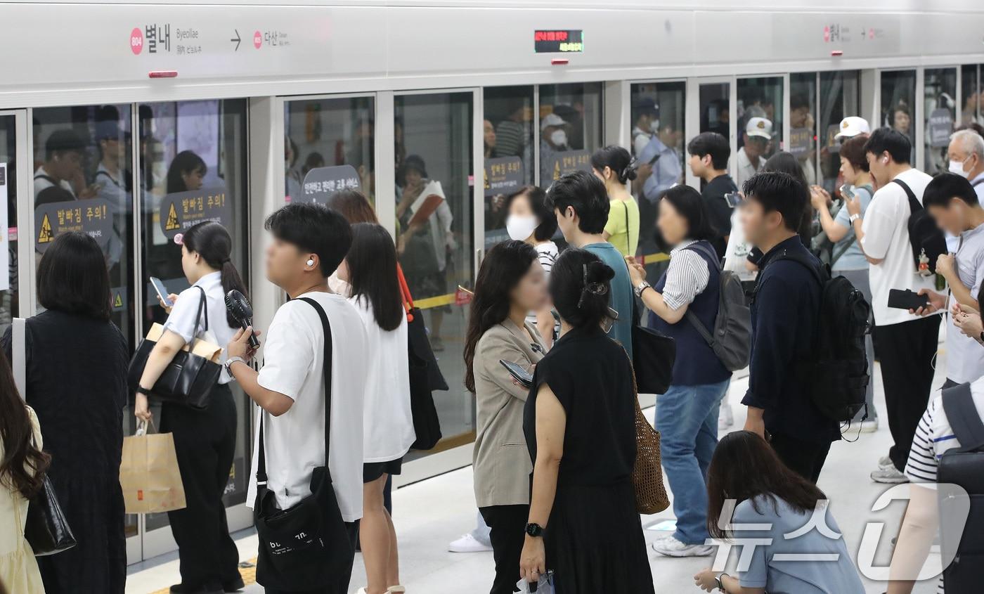 12일 오전 경기도 남양주시 지하철 8호선 연장선 별내역에서 시민들이 출근길에 나서고 있다. 지난 2015년 9월 착공 후 만 10년 만에 개통한 별내선은 10일 새벽 첫차부터 운행을 시작했다. 2024.8.12/뉴스1 ⓒ News1 임세영 기자