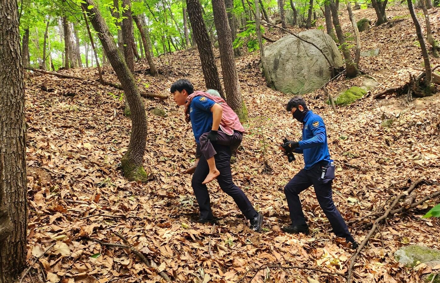 경기남부경찰청 &#39;2024 인권 사진 공모전&#39; 대상 수상작 &#39;누구도 홀로 남겨두지 않는다&#39;. &#40;경기남부경찰청 제공&#41; 2024.8.12/뉴스1 