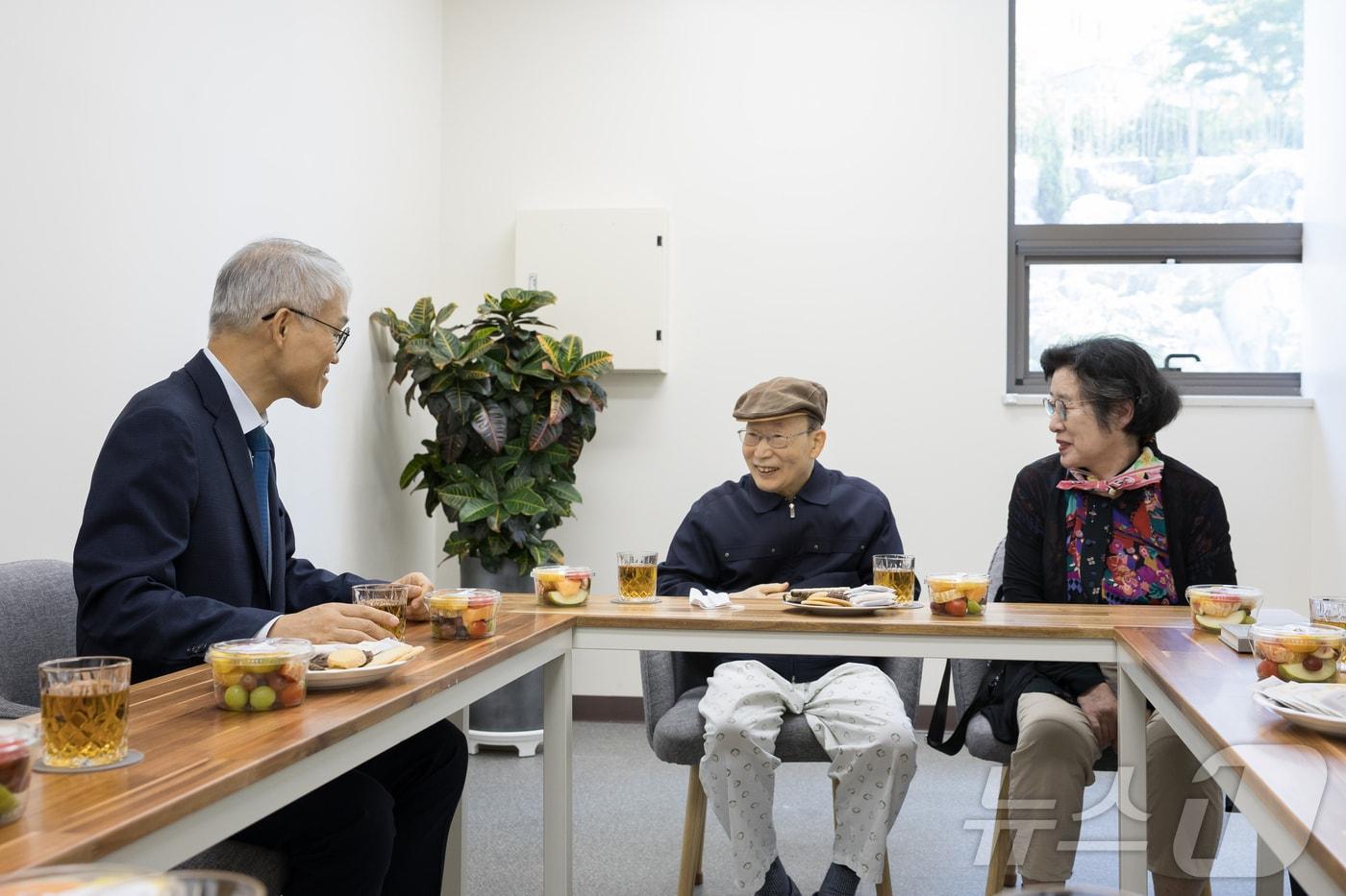 지난 9일 조무제 전 대법관&#40;가운데&#41;이 병문안 온 천대엽 법원행정처장&#40;왼쪽&#41;과 이야기를 나누고 있다.&#40;부산고법 제공&#41;