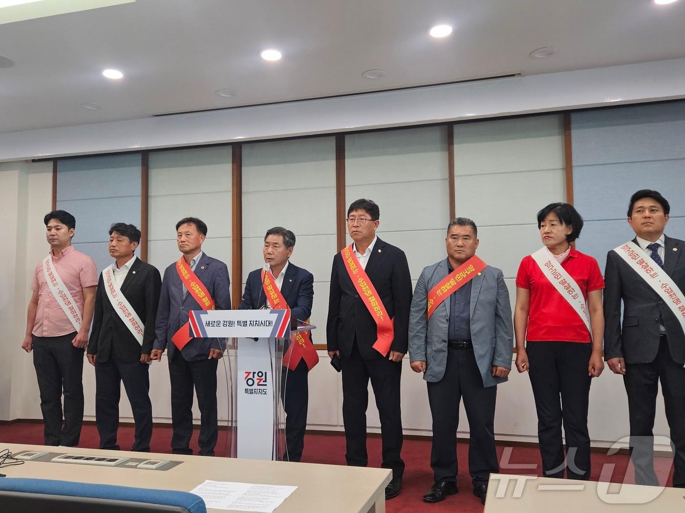 서흥원 양구군수는 12일 강원도청 브리핑룸에서 기자회견을 갖고 수입천댐 건설 반대 입장을 밝히고 있다.2024.8.12 한귀섭 기