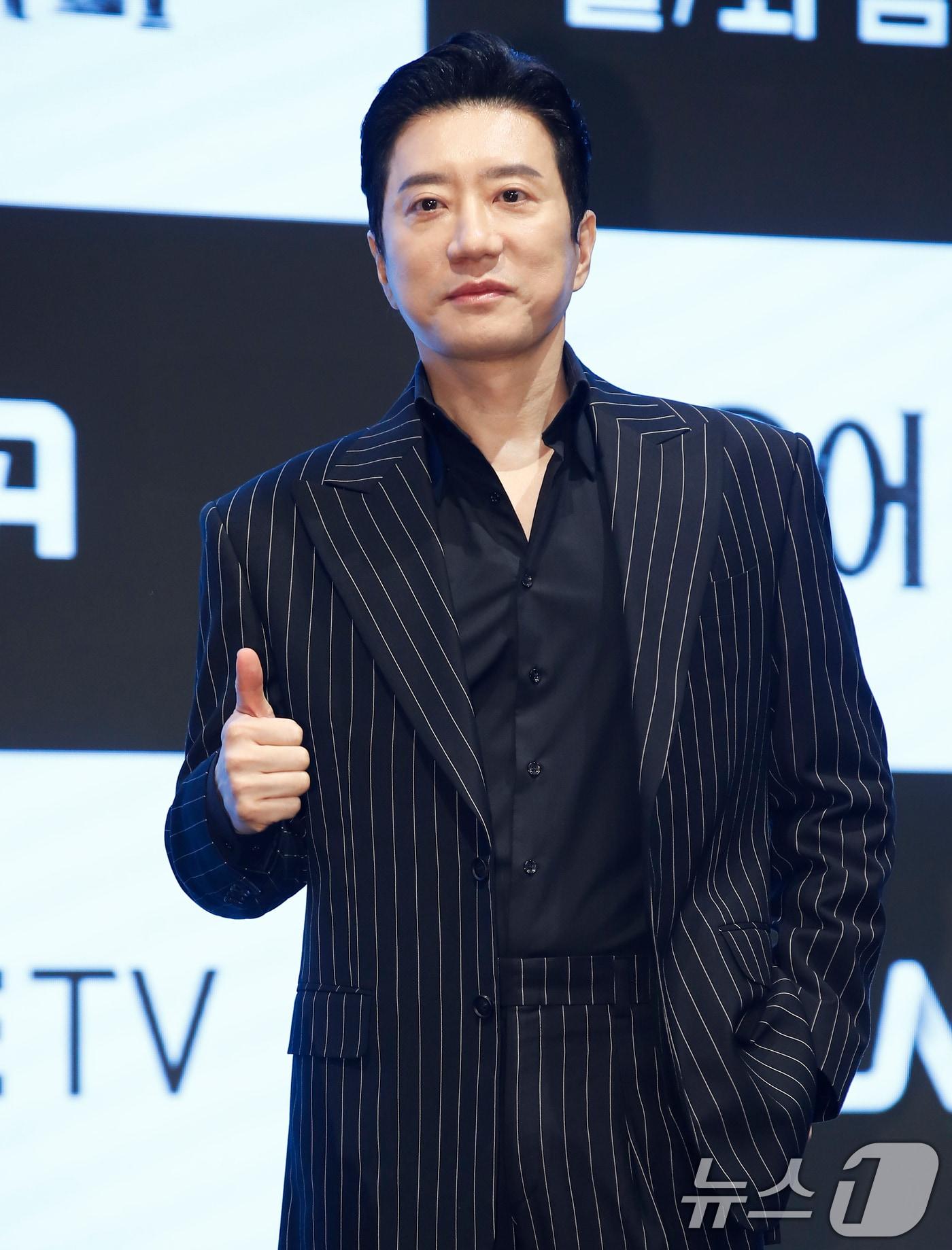 배우 김명민이 12일 서울 구로구 더세인트에서 진행된 지니 TV 새 오리지널 드라마 &#39;유어 아너&#39; 제작발표회에서 포즈를 취하고 있다. &#39;유어 아너&#39;는 자식을 위해 괴물이 되기로 한 두 아버지의 부성 본능 대치극이다. 2024.8.12/뉴스1 ⓒ News1 권현진 기자