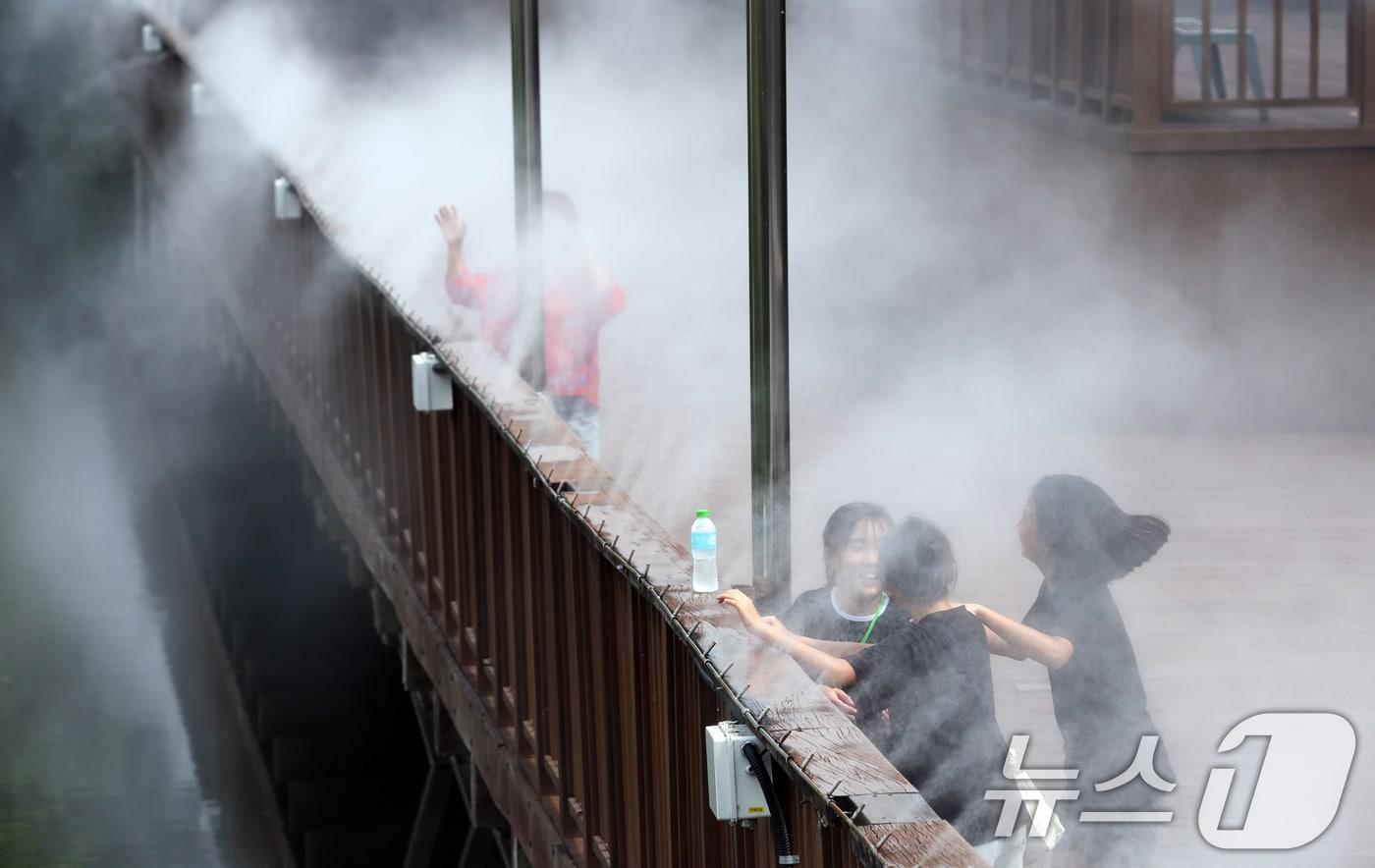 폭염경보가 발효된 12일 광주 남구 노대동 물빛근린공원 쿨링포그 밑에서 아이들이 더위를 식히고 있다. 2024.8.12/뉴스1 ⓒ News1 김태성 기자