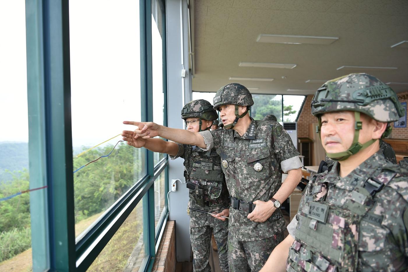 김명수 합동참모의장이 12일 육군 1사단 GOP대대에서 현장 지휘관으로부터 최근 적 활동과 예상되는 도발 양상을 보고받고 있다.&#40;합동참모본부 제공&#41;