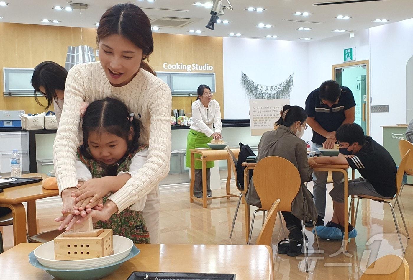  12일 충북 음성군이 전국에서 유일하게 농장과 공장을 결합한 여행 상품을 선보인다고 밝혔다. 사진은 풀무원 공장 두부 만들기 체험.&#40;음성군 제공&#41;2024.8.12/뉴스1