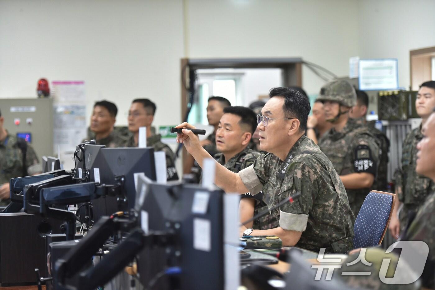 김명수 합동참모본부 의장이 12일 1사단 GOP대대 지휘통제실에서 적 도발위협에 대한 실질적인 대응계획과 현장·행동 위주 대비태세를 점검하고 있다. &#40;합동참모본부 제공&#41; 2024.8.12/뉴스1