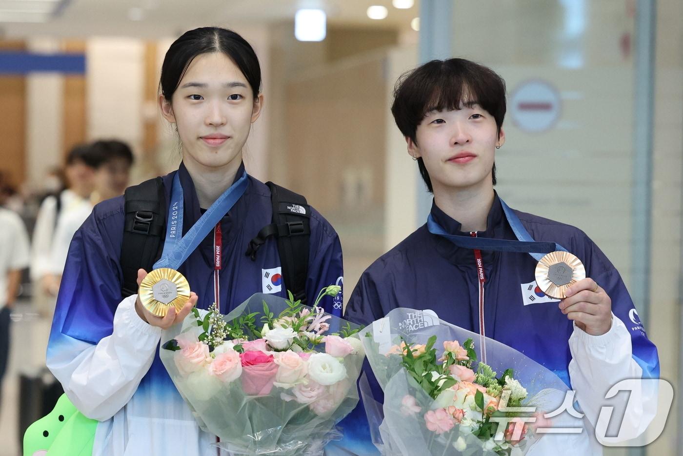 2024 파리 올림픽 일정을 마친 대한민국 태권도 대표팀 김유진&#40;왼쪽&#41;, 이다빈이 12일 오후 인천국제공항 제2여객터미널을 통해 귀국, 메달을 들고 포즈를 취하고 있다. 태권도 대표팀은 이번 파리올림픽에서 금메달 2개, 동메달 1개를 수확했다. 2024.8.12/뉴스1 ⓒ News1 신웅수 기자