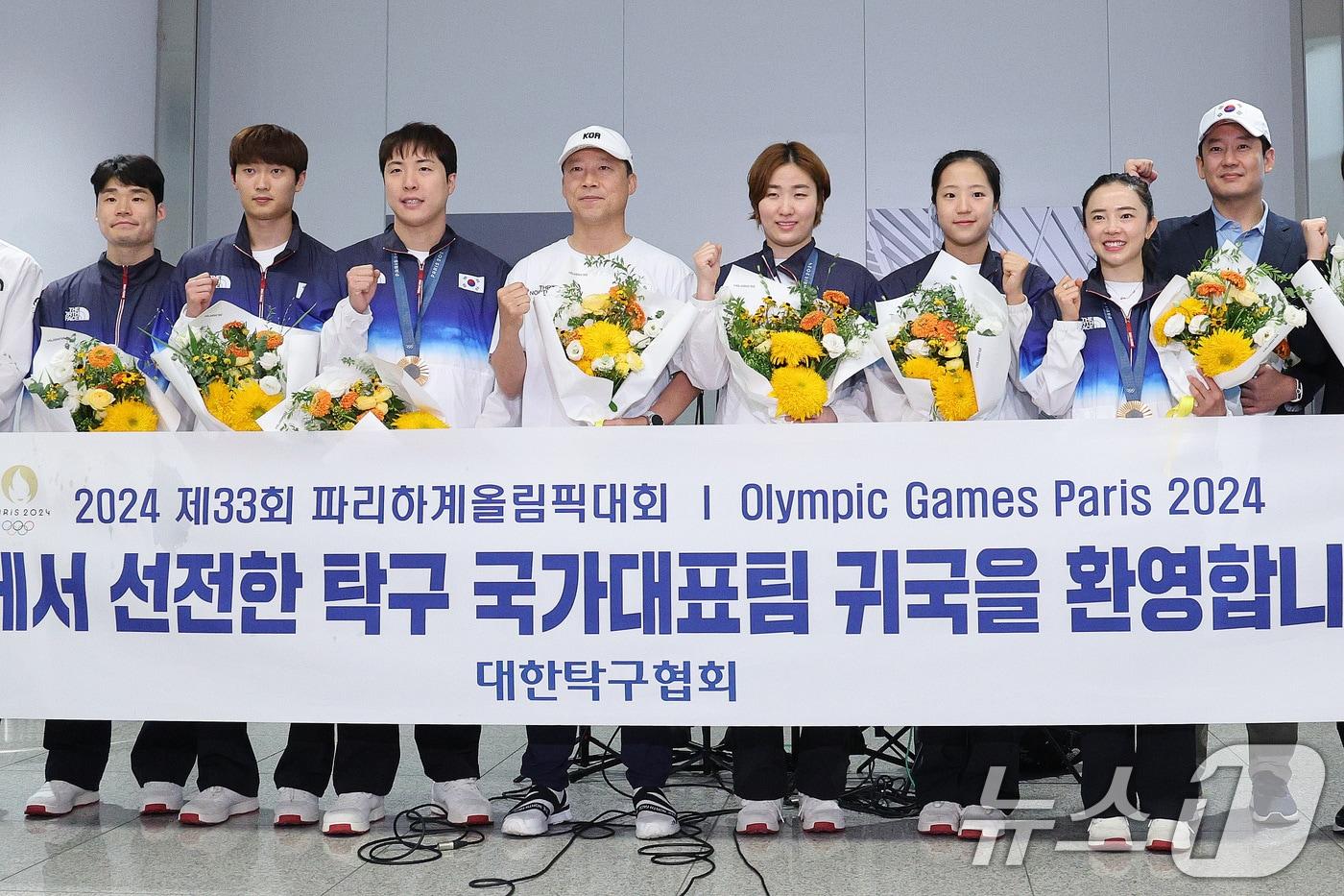 2024 파리 올림픽 일정을 마친 대한민국 탁구 대표팀 임종훈, 이은혜 임종훈, 전지희, 신유빈이 12일 오후 인천국제공항 제2여객터미널을 통해 귀국, 취재진과 인터뷰를 하고 있다. 탁구 대표팀은 이번 파리 올림픽에서 혼합복식 동메달과 여자 단체전 동메달을 수확했다. 2024.8.12/뉴스1 ⓒ News1 신웅수 기자