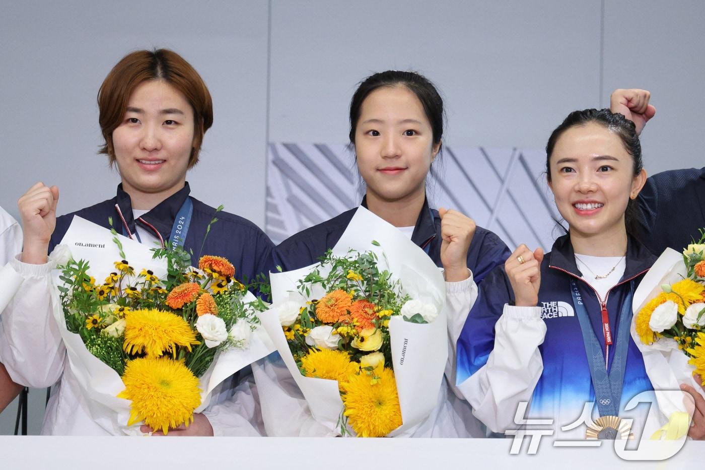 2024 파리 올림픽 일정을 마친 대한민국 탁구 대표팀 이은혜&#40;왼쪽부터&#41;, 전지희, 신유빈이 12일 오후 인천국제공항 제2여객터미널을 통해 귀국, 기념 촬영을 하고 있다. 탁구 대표팀은 이번 파리 올림픽에서 혼합복식 동메달과 여자 단체전 동메달을 수확했다. 2024.8.12/뉴스1 ⓒ News1 신웅수 기자