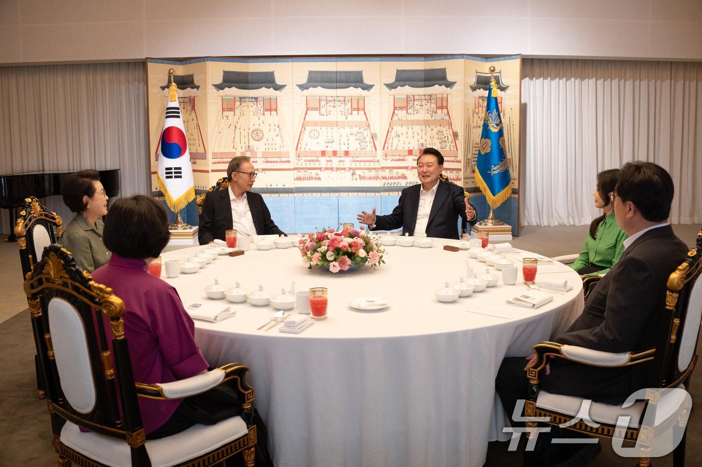 윤석열 대통령이 12일 서울 한남동 관저에서 이명박 전 대통령과 만찬을 하고 있다. 이번 만찬에는 김건희 여사와 김윤옥 여사도 참석한 부부 동반 만찬으로, 이명박 정부 당시 청와대 정무수석을 지낸 정진석 대통령 비서실장도 배석했다. &#40;대통령실 제공&#41; 2024.8.12/뉴스1 ⓒ News1 송원영 기자