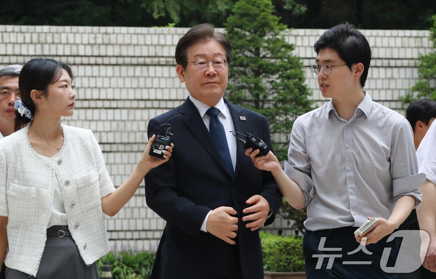 이재명 더불어민주당 전 대표가 13일 서초구 서울중앙지방법원에서 열린 &#39;대장동 배임·성남FC 뇌물&#39; 의혹 관련 재판에 출석하고 있다. 2024.8.13/뉴스1 ⓒ News1 박세연 기자