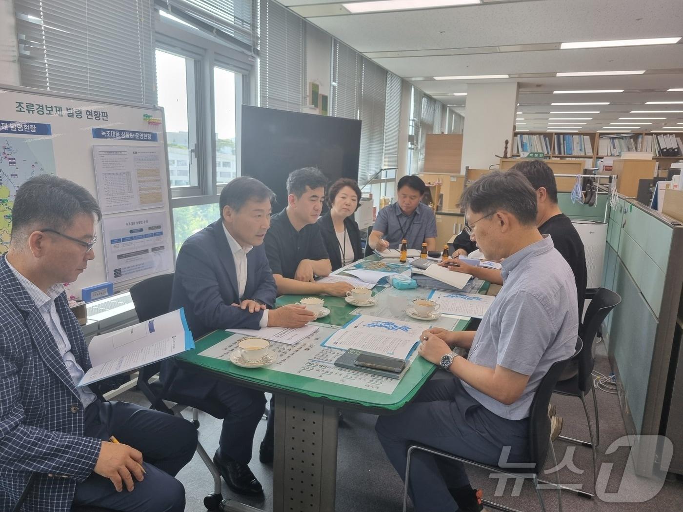 13일 전춘성 전북자치도 진안군수&#40;왼쪽 두번째&#41;가 환경부를 방문해 용담호 일부지역 수변구역 해제를 요청하고 있다.&#40;진안군제공&#41;2024.8.13/뉴스1