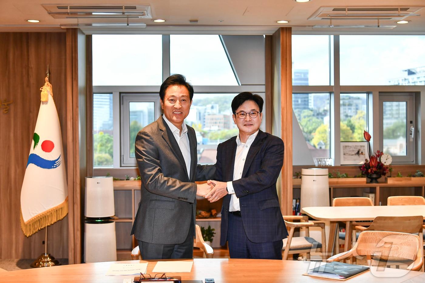 오세훈 서울시장&#40;왼쪽&#41;과 김병수 김포시장이 악수하는 모습&#40;경기 김포시 제공&#41;/뉴스1