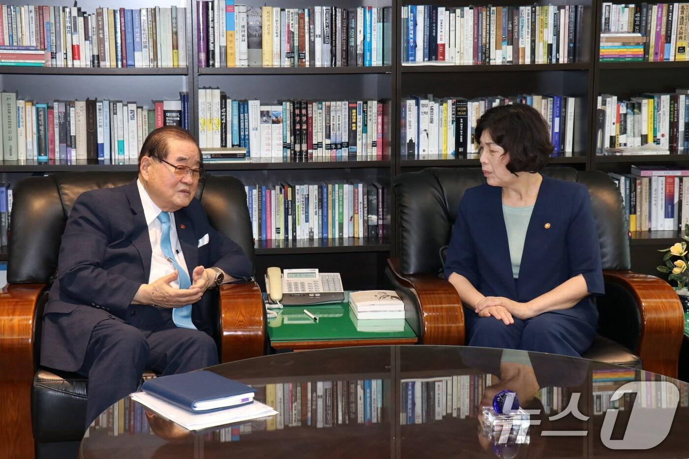 강정애 국가보훈부 장관이 13일 오후 광복절 경축식 참석을 설득하기 위해 서울 여의도 광복회관을 방문, 이종찬 회장과 면담하고 있다. &#40;국가보훈부 제공&#41; 2024.8.13/뉴스1