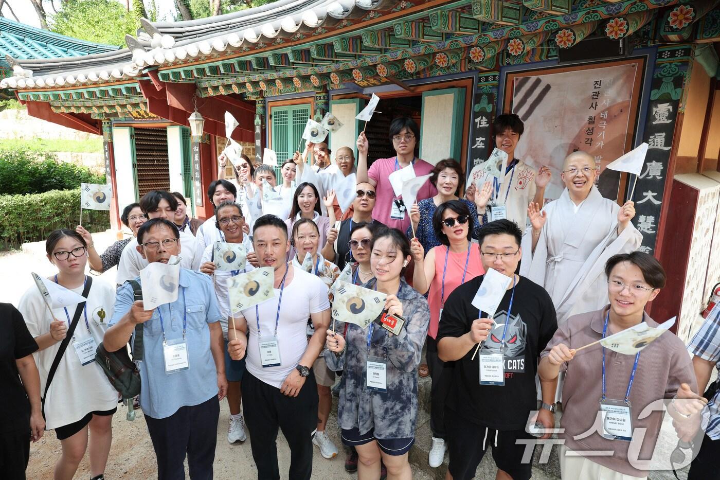 국외거주 독립유공자 후손들이 13일 오후 서울 은평구 진관사를 방문해 3.1운동에서 사용된 태극기를 들고 만세를 외치고 있다. 국가보훈부는 광복절을 맞아 미국과 중국, 카자흐스탄 등에서 온 독립운동가 후손들을 초청해 감사의 인사를 전하고 독립기념관과 진관사 등을 방문했다. 2024.8.13/뉴스1 ⓒ News1 신웅수 기자