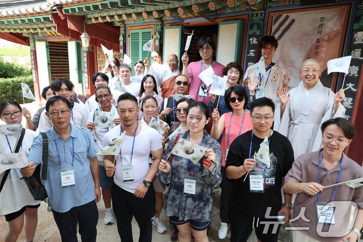 국외거주 독립유공자 후손들이 13일 오후 서울 은평구 진관사를 방문해 3.1운동에서 사용된 태극기를 들고 만세를 외치고 있다. 국가보훈부는 광복절을 맞아 미국과 중국, 카자흐스탄 등에서 온 독립운동가 후손들을 초청해 감사의 인사를 전하고 독립기념관과 진관사 등을 방문했다. 2024.8.13/뉴스1 ⓒ News1 신웅수 기자