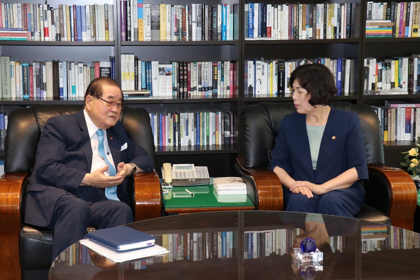 강정애 국가보훈부 장관&#40;오른쪽&#41;이 13일 서울 여의도에 있는 광복회관을 찾아 이종찬 광복회장과 대화를 나누고 있다.&#40;국가보훈부 제공&#41;