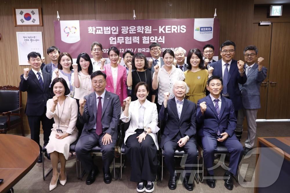 앞줄 왼쪽부터 한국교육학술정보원 장금연 대학학술본부장, 한국교육학술정보원 정제영 원장, 광운학원 조선영 이사장, 광운대학교 천장호 총장, 광운인공지능고등학교 김도봉 교장. &#40;광운대 제공&#41;