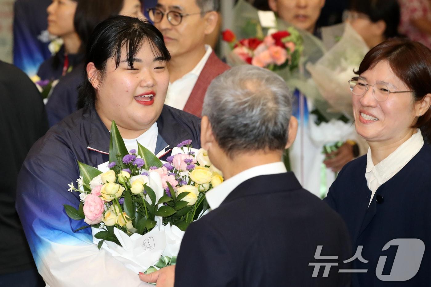 대한민국 역도 대표팀 박혜정이 파리 올림픽을 마치고 13일 인천국제공항을 통해 귀국해 유인촌 문화체육관광부 장관, 장미란 2차관과 대화하고 있다. 2024.8.13/뉴스1 ⓒ News1 이승배 기자