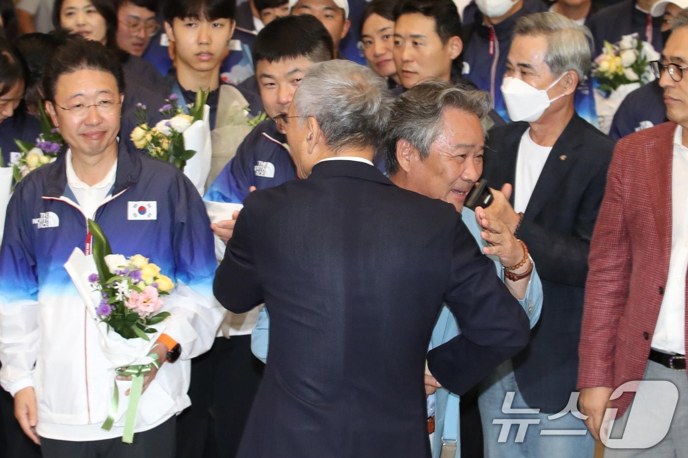 이기흥 대한체육회장이 파리 올림픽을 마치고 13일 인천국제공항을 통해 귀국해 유인촌 문화체육관광부 장관과 포옹하고 있다. 대한민국은 2024파리올림픽에서 총 32개의 메달&#40;금 13, 은 9, 동 10&#41;과 종합순위 8위라는 &#39;역대급 성과&#39;를 기록했다.2024.8.13/뉴스1 ⓒ News1 이승배 기자