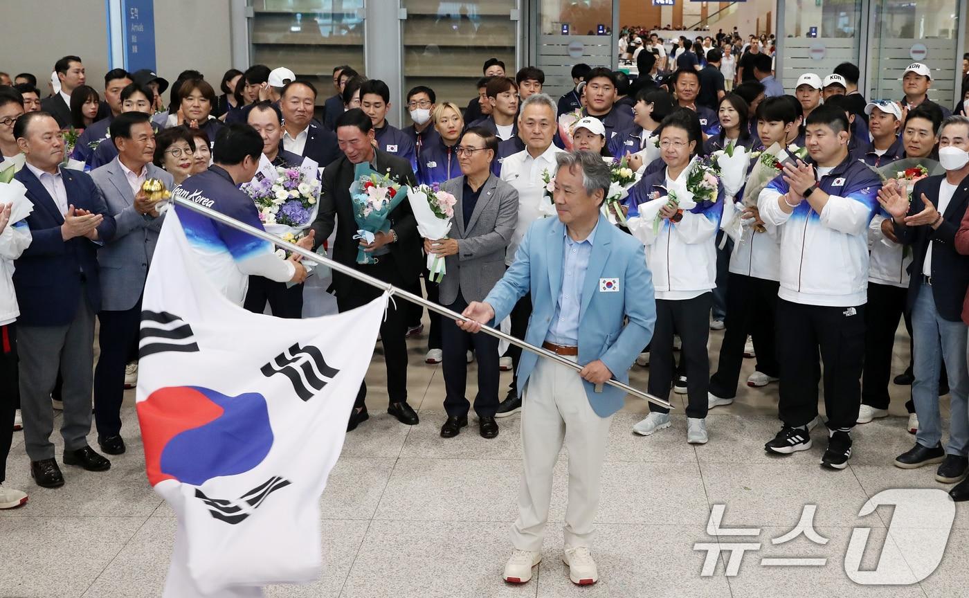 이기흥 대한체육회장이 파리 올림픽을 마치고 13일 인천국제공항을 통해 귀국해 태극기를 흔드는 것으로 약식 해단식을 가졌다. 대한민국은 2024파리올림픽에서 총 32개의 메달&#40;금 13, 은 9, 동 10&#41;과 종합순위 8위라는 &#39;역대급 성과&#39;를 기록했다.2024.8.13/뉴스1 ⓒ News1 이승배 기자