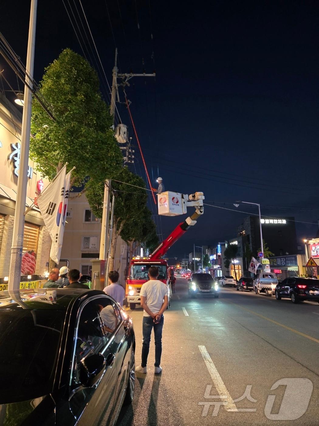  13일 오후 7시쯤 충북 충주 용산동 상가 지역에 정전이 발생해 주민이 불편을 겪고 있다. 사진은 복구 모습.&#40;독자 제공&#41;2024.8.13/뉴스1