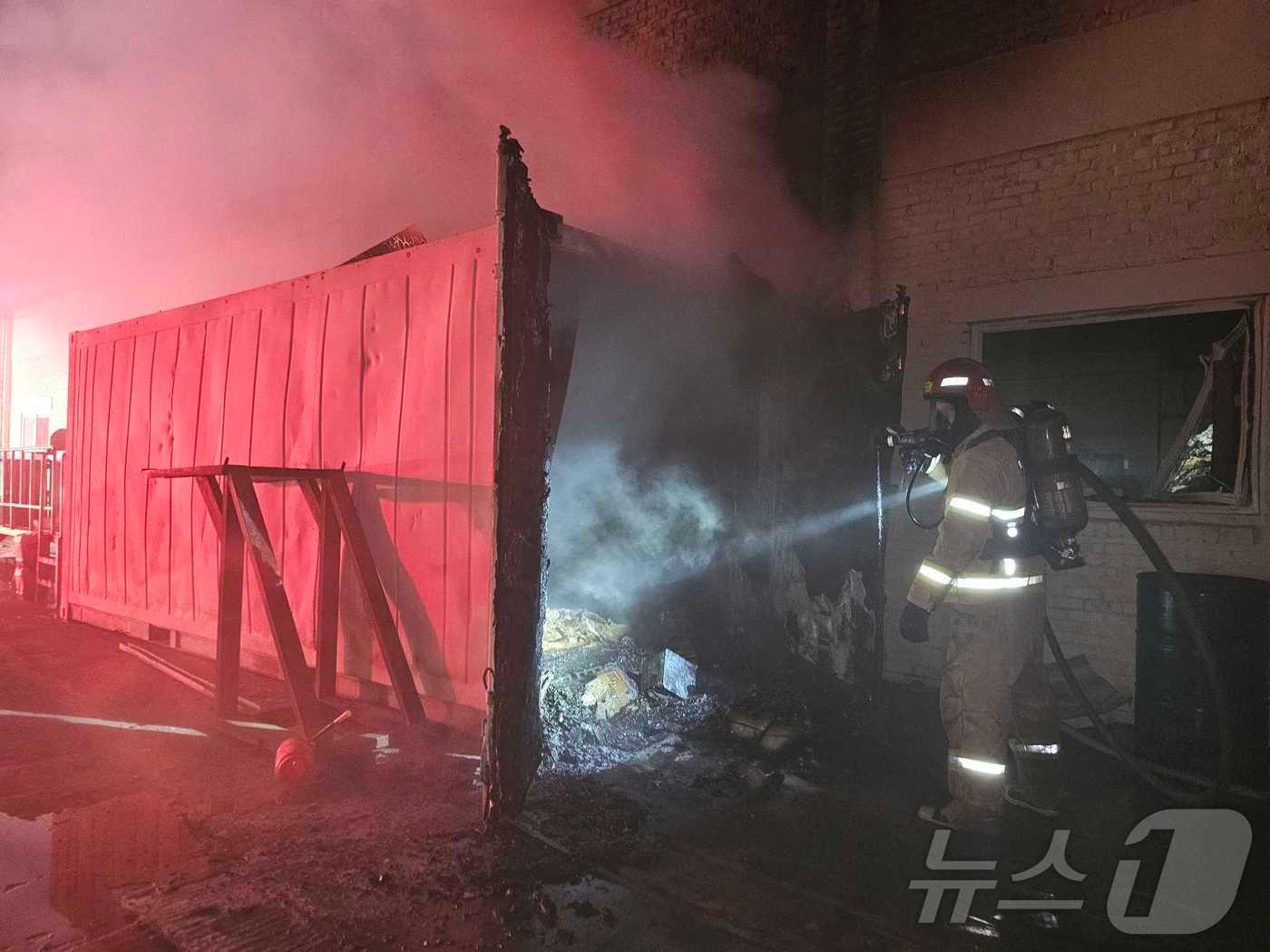 14일 오전 2시 27분쯤 횡성군 횡성읍 묵계리의 한 식품가공 공장에서 발생한 화재가 34분 만인 오전 3시 1분쯤 잡혔다. &#40;강원도 소방본부 제공&#41; 2024.8.14/뉴스1