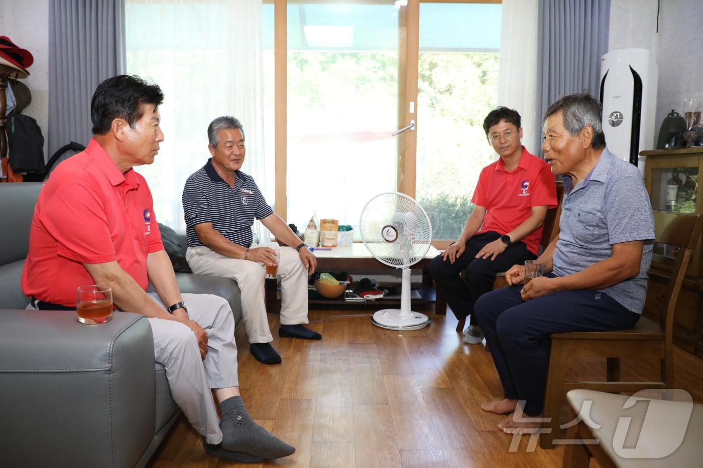  박범인 금산군수&#40;맨 왼쪽&#41;가 광복절을 맞아 독립유공자 유족을 찾아 위문하고 있다.&#40;금산군 제공&#41; / 뉴스1