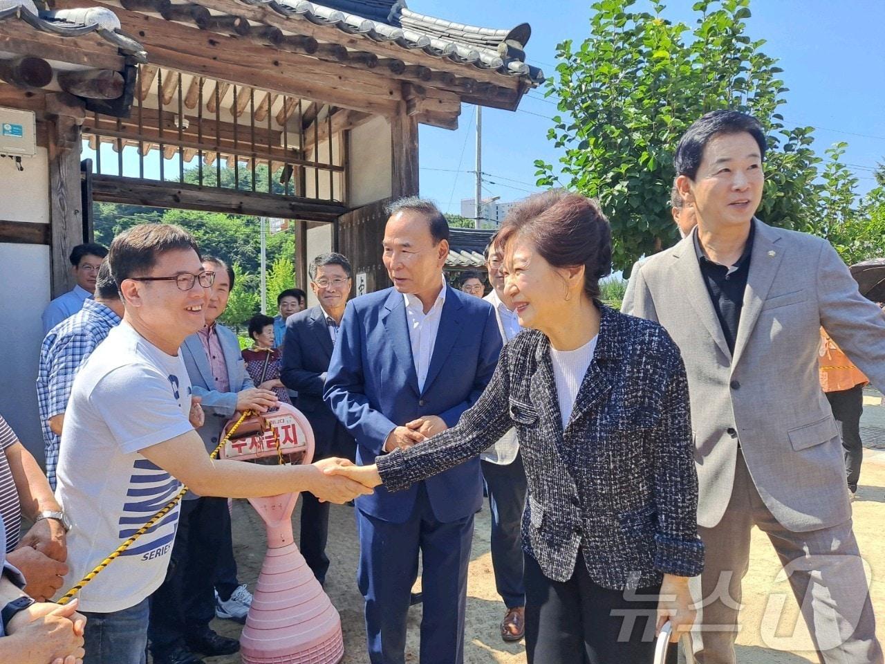 14일 박근혜 전 대통령이 탄핵 이후 처음으로 충북 옥천 고&#40;故&#41; 육영수 여사 생가를 찾아 주민과 악수하고 있다. /뉴스1