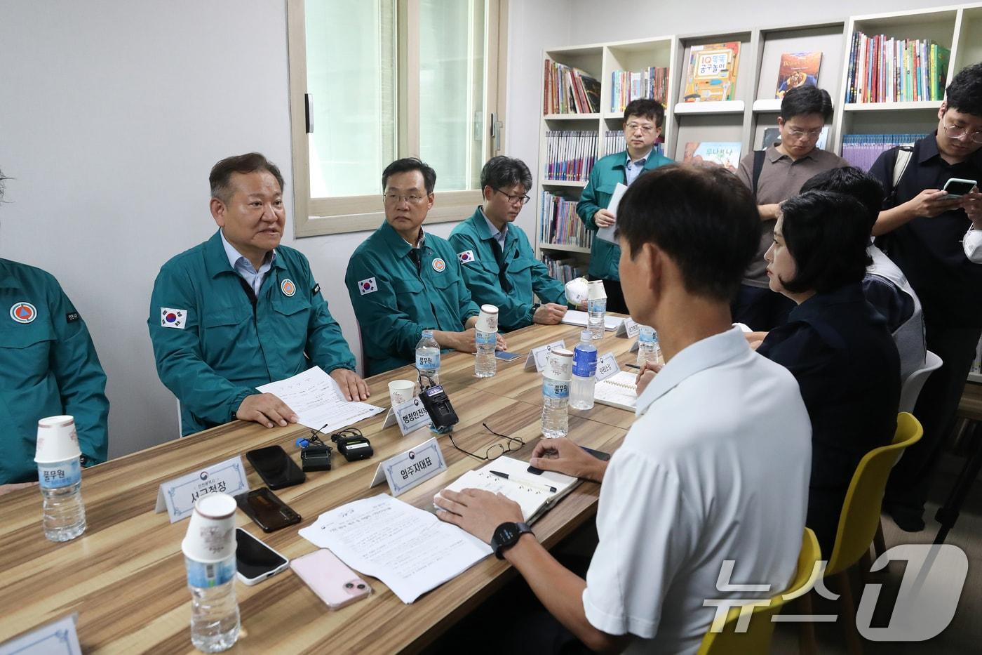 이상민 행정안전부 장관이 14일 오전 전기차 차량 화재가 발생했던 인천 청라의 한 아파트에서 입주자 대표, 관리소장 등과 간담회를 갖고 있다. 지난 1일 이 아파트 지하주차장에 주차돼 있던 전기차에서 폭발이 일어나 주민들이 대피하고 차량 140여대가 불에 타는 재산피해가 발생했다. 2024.8.14/뉴스1 ⓒ News1 이승배 기자