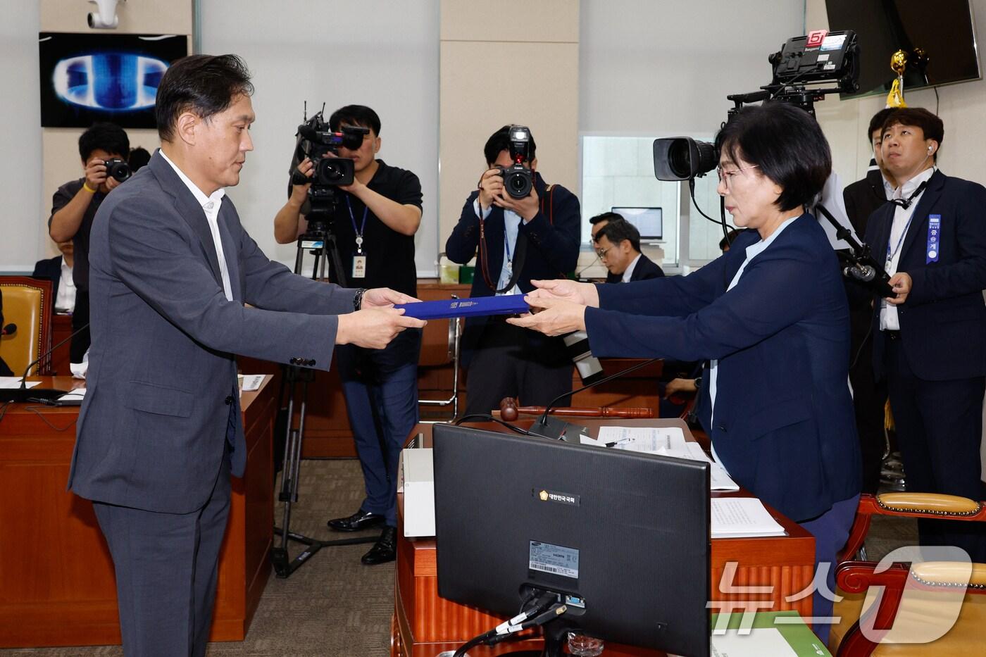 김태규 방송통신위원회 위원장 직무대행이 14일 오전 서울 여의도 국회 과학기술정보방송통신위원회에서 열린 방송장악 2차 청문회에 출석해 증인 선서를 한 뒤 최민희 위원장에게 선서문을 전달하고 있다. 2024.8.14/뉴스1 ⓒ News1 안은나 기자