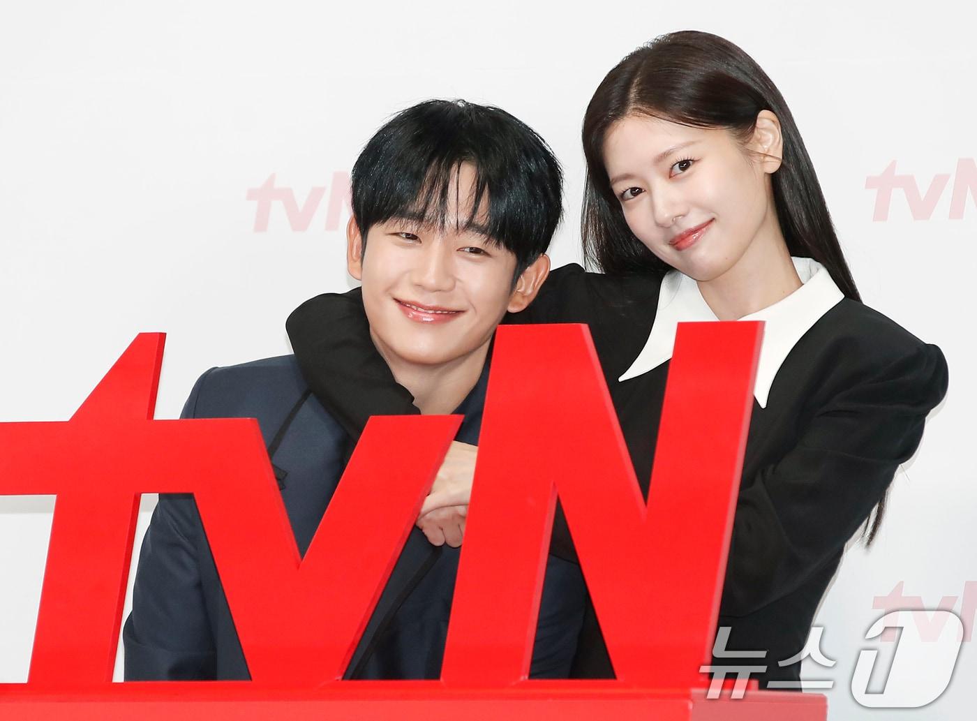 배우 정해인과 정소민&#40;오른쪽&#41;이 14일 서울 구로구 라마다서울신도림호텔에서 열린 tvN 새 토일드라마 &#39;엄마친구아들&#39; 제작발표회에서 포즈를 취하고 있다. &#39;엄마친구아들&#39;은 오류 난 인생을 재부팅 하려는 여자와 그의 살아있는 흑역사인 &#39;엄마친구아들&#39;이 벌이는 파란만장 동네 한 바퀴 로맨스다. 2024.8.14/뉴스1 ⓒ News1 권현진 기자