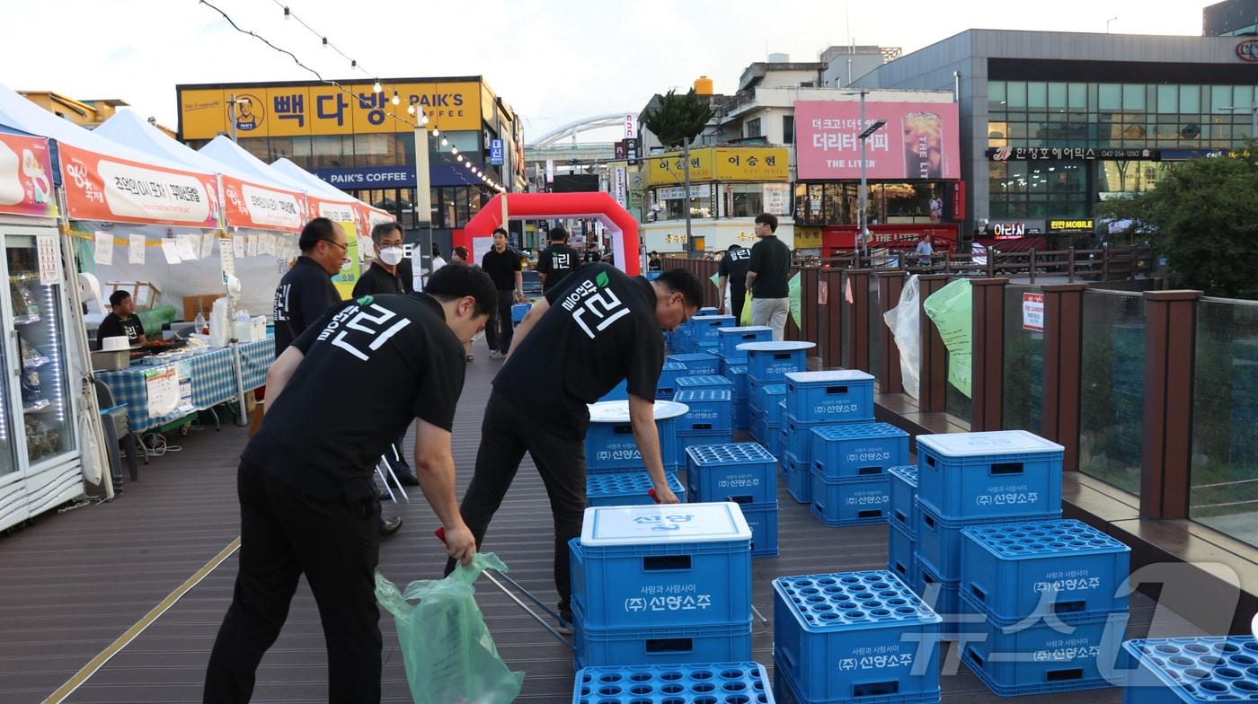  ‘선양·맑을린 봉사단’이 ‘대전 0시축제’가 열리는 원도심에서 환경정화 활동을 펼치고 있다.&#40;선양소주 제공&#41;/ 뉴스1 ⓒ News1 