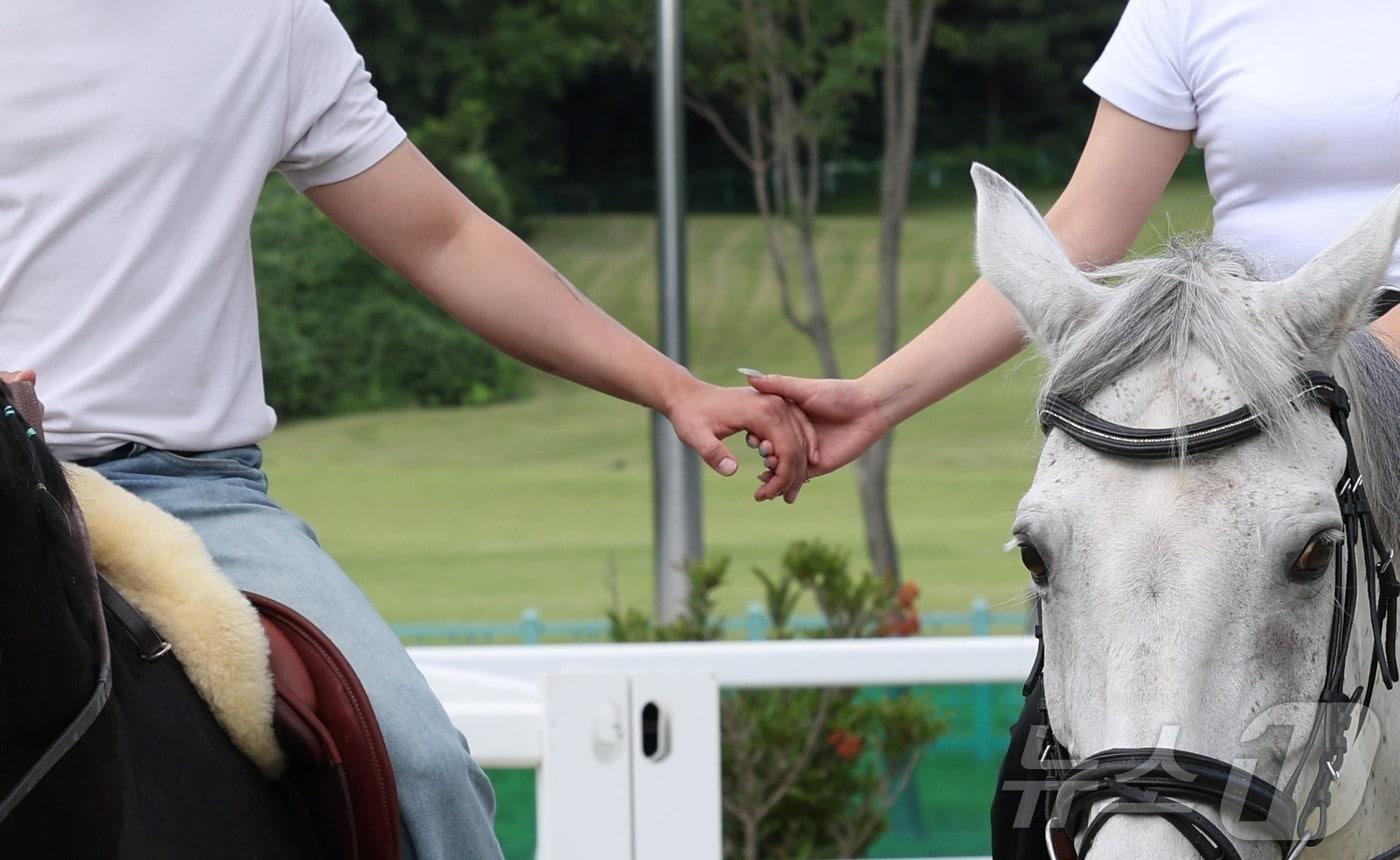 렛츠런파크 부산경남 결혼 스냅사진 촬영 지원 홍보물.&#40;렛츠런파크 부산경남 제공&#41; /뉴스1