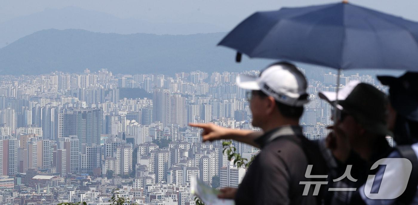 사진은 이날 서울 남산에서 바라본 아파트 단지. 2024.8.14/뉴스1 ⓒ News1 임세영 기자