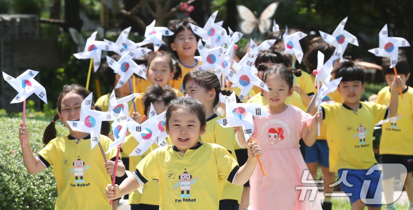 제79주년 광복절을 하루 앞둔 14일 부산진구청 어린이집 인근에서 원생들이 직접 만든 태극기 바람개비를 들어보이며 즐거워하고 있다. /뉴스1 ⓒ News1 윤일지 기자