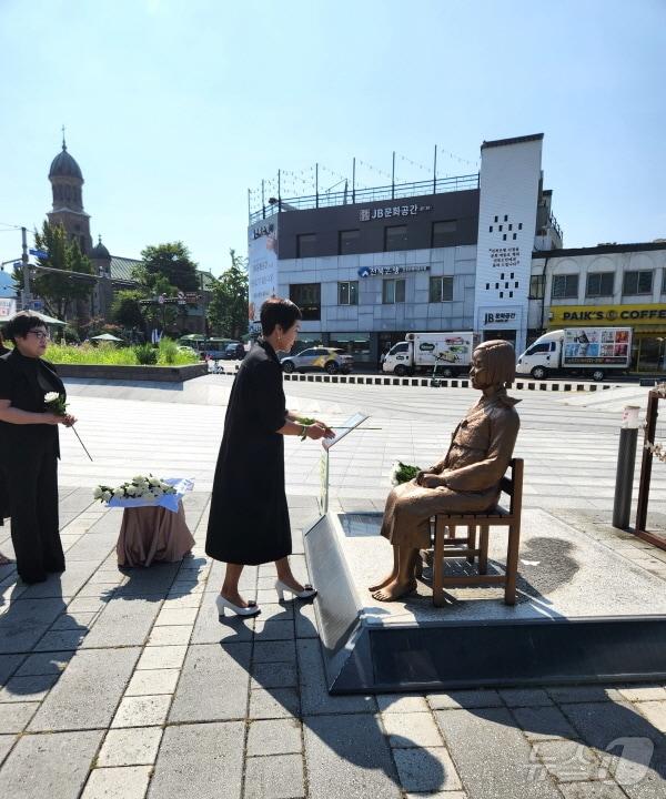 일본군 위안부 피해자 기림의 날인 14일 전북 전주시 풍남문 광장 평화의 소녀상 앞에서 전주평화의소녀상건립 시민추진위원회와 여성단체 회원들이 헌화를 하고 있다.&#40;전주시 제공&#41;/뉴스1