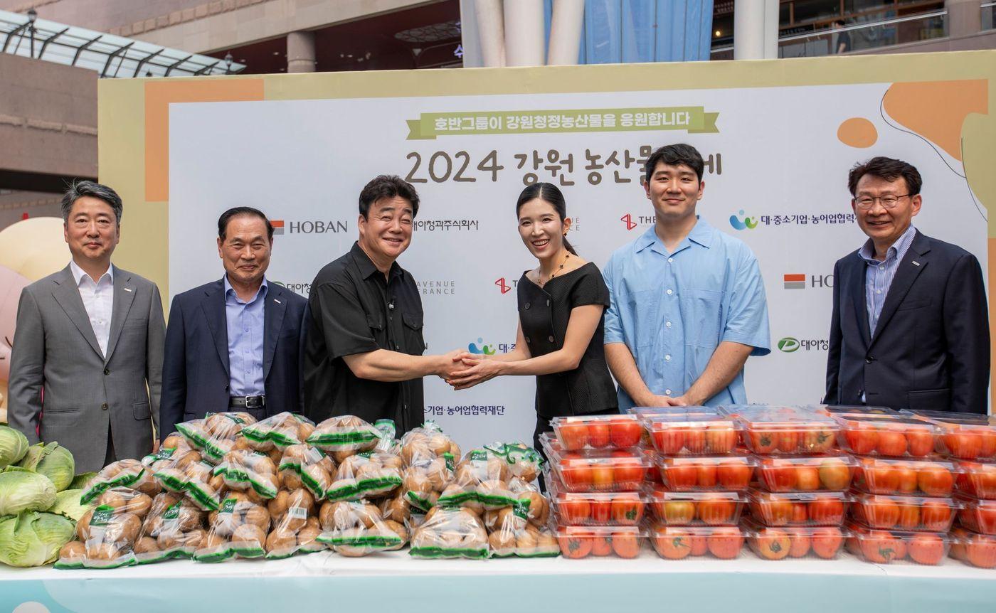 이상용 대아청과 이상용 대표이사&#40;왼쪽부터&#41;,박재욱 호반프라퍼티 대표이사, 백종원 더본코리아 대표, 김윤혜 호반프라퍼티 총괄사장, 김민성 호반산업 전무, 강신주 아브뉴프랑 대표가 강원 농산물 축제에서 기념촬영을 하고 있다.&#40;호반그룹 제공&#41;